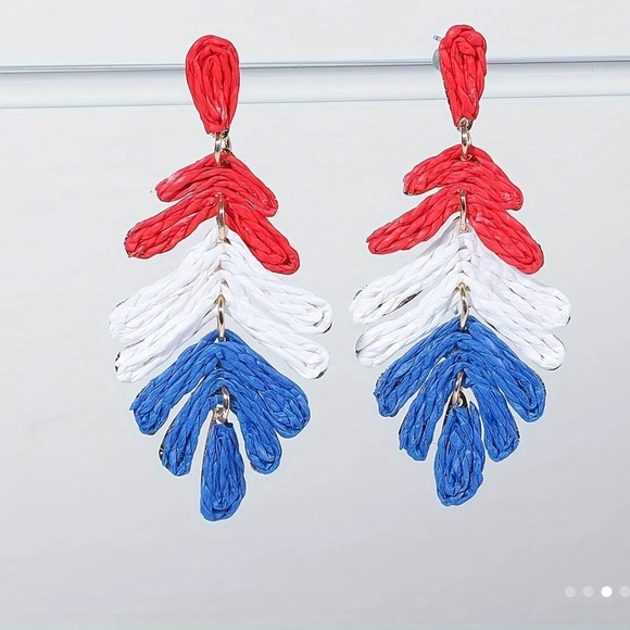 Boho style raffia dangle earrings leaf design USA patriotic colors lightweight - Picture 3 of 4